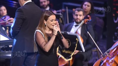 كارول سماحة تبدأ حفلها بـ