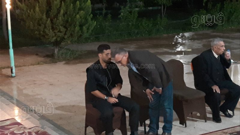 بدء مراسم عزاء والد
