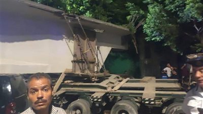 انزلاق مقطورة تحمل أجسام كبارى أعلى كوبري ثروت | صور