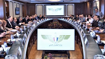 وزير الطيران يوجه بتقديم كافة التيسيرات وجودة الخدمات للمسافرين