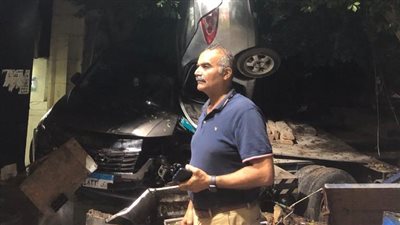 تهشم 4 سيارات.. تفاصيل انزلاق مقطورة تحمل أجسام كباري أعلى كوبري ثروت | صور