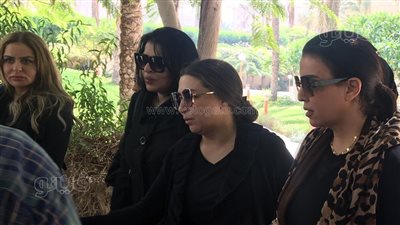 تشييع جثمان والد إيمان عز الدين.. والإعلامية تدخل فى حالة انهيار