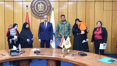 وزير القوى العاملة يُسَلم تعويضات وثائق التأمين لأسر 