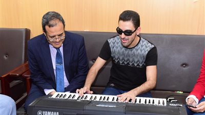 رئيس جامعة سوهاج يشهد فعاليات دورة لغة الإشارة ويدعم المواهب الفنية لذوي الهمم 