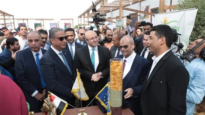 محافظا بني سويف والفيوم يكرمان مزارعين ومُصنّعين في مجال النباتات الطبية