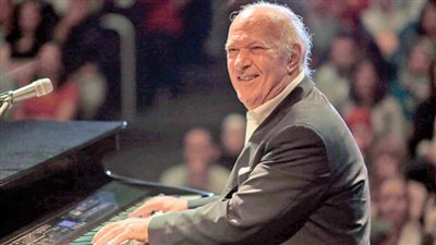 الموسيقار عمر خيرت علي مسرح النافورة والحلو ونيفين رجب بالإسكندرية 