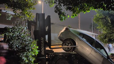 أول فيديو لأثار حادث سقوط مقطورة تحمل أجسام كباري أعلى كوبري ثروت وتهشم 4 سيارات