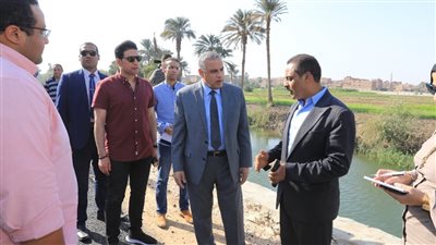 محافظ سوهاج يتفقد أعمال الرصف بطريق الطواحين بأخميم | صور