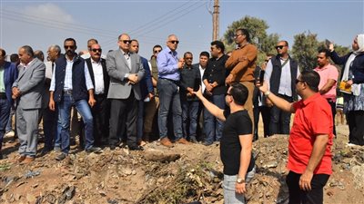 وزير الري ومحافظ أسيوط يتفقدان مصرف أبوجبل ويؤكدان الاستعداد للشتاء بـ42 سد إعاقة 