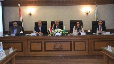 محافظ الجيزة يناقش مواجهة تقلبات الطقس وتنفيذ المشروعات والتعامل مع المواطنين في اجتماع مع مسؤولي المحافظة