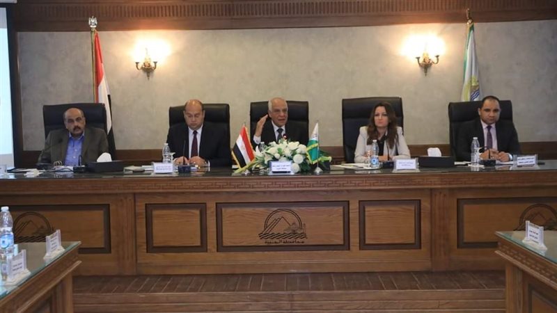 محافظ الجيزة في اجتماعه