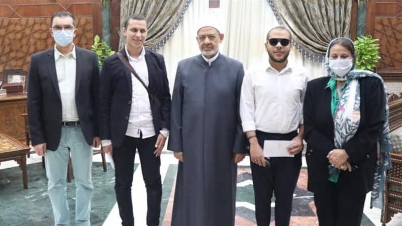 الإمام الأكبر يكرم