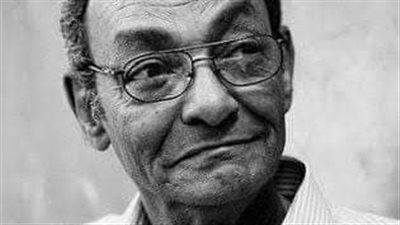 وصول جثمان بهاء طاهر إلى مسجد الشرطة استعدادا لصلاة الجنازة