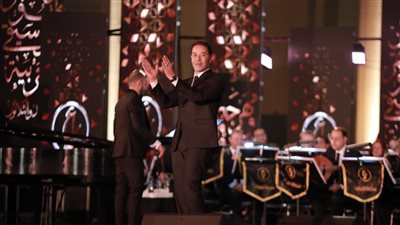 مدحت صالح يبدأ حفله بـ