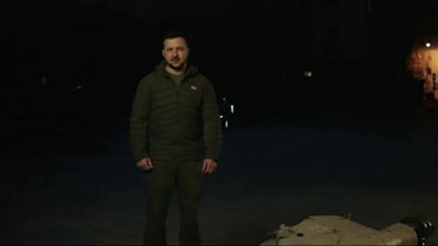 زيلينسكي يلقي خطابه اليومي من الظلام: القصف لن يحطمنا