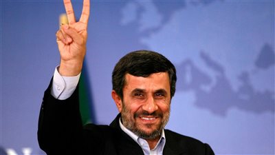 أحمدي نجاد يقدم أوراق ترشحه للانتخابات الرئاسية الإيرانية 