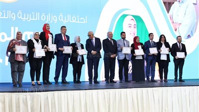  كوبون بقيمة 1000 جنيه.. وزير التعليم يكرم المعلمين المتميزين على مستوى الجمهورية | صور
