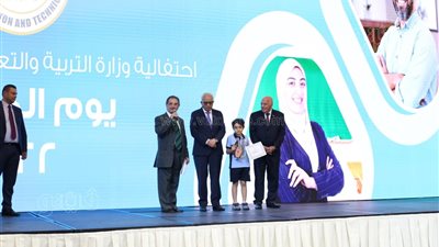 بعد حصوله علي المركز الأول عالميا في الرياضيات..وزير التعليم يكرم طالبا بالصف الثالث الابتدائي | صور