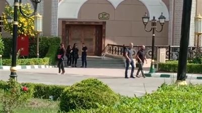 الحزن يسيطر على أسرة الكاتب بهاء طاهر خلال انتظار صلاة الجنازة| فيديو