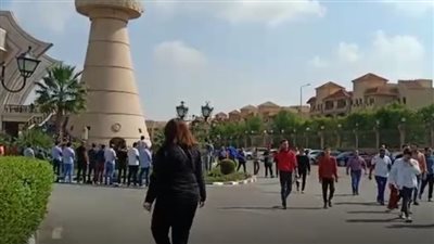 لحظة أداء صلاة الجنازة على الكاتب بهاء طاهر بمسجد الشرطة | فيديو