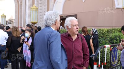 رموز الفن والثقافة يشاركون فى جنازة بهاء طاهر