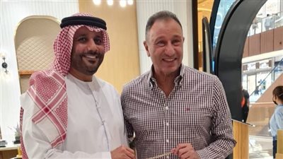 الخطيب يُهدي درع وعلم الأهلي لرئيس مجلس الشارقة الرياضي في حضور نجوم منتخب الإمارات