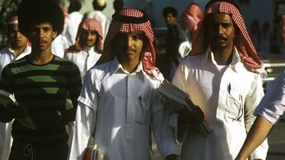 شباب السعودية يودعون شرط ارتداء الشماغ والعقال في صور بطاقة الهوية