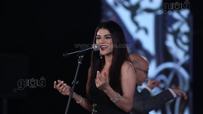 بـ الشاب الأسمر ويعني وبعدين.. صابرين النجيلي تفتتح تاسع ليالي مهرجان الموسيقى