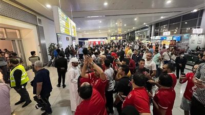 بالأغاني الشعبية.. احتفال لاعبي الأهلي مع الجماهير بفندق الإقامة بالإمارات | فيديو 