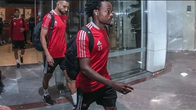 في مقدمتهم كهربا..هتاف وتصفيق للاعبي الأهلي عند الوصول لملعب التتش بالجزيرة |فيديو