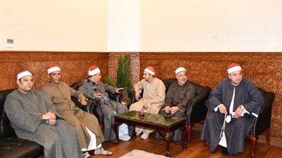 توافد القراء بمقرأة مسجد الإمام الحسين | صور 