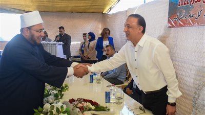 محافظ الإسكندرية يكرم العاملين في الإدارة المركزية للسياحة والمصايف 