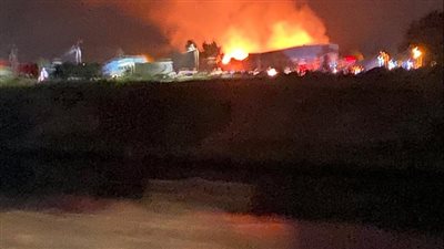 إخماد حريق مخزن القطن بدمياط بعد خسائر ٥٠ مليون جنيه واحتراق تريلا وسيارتين 