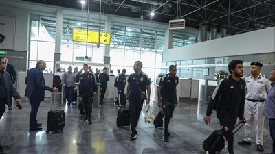 حفاوة وصور تذكارية.. كواليس استقبال بعثة الأهلي في مطار القاهرة | فيديو وصور