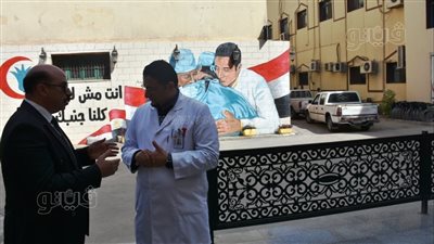 عقب ورود شكاوى عن تأخر صرف العلاج.. زيارة مفاجئة لمحافظ أسوان بمعهد الأورام | صور