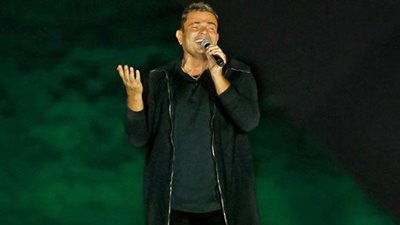 عمرو دياب يتألق في حفله بسفح الأهرامات.. وجماهير الأهلي تشعل المسرح | صور