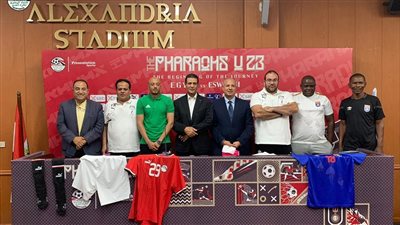 المنتخب الأوليمبي بالزي الأحمر وإسواتيني بالأزرق 