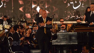 وسط تحية الجمهور.. عمر خيرت يبدأ حفل مهرجان الموسيقى بـ