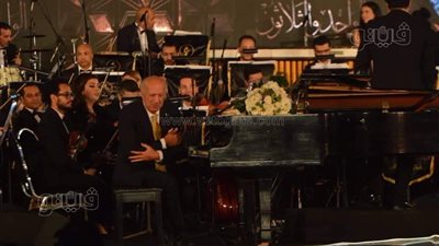 باقة ورد.. هدية لعمر خيرت في حفل مهرجان الموسيقى العربية | صور