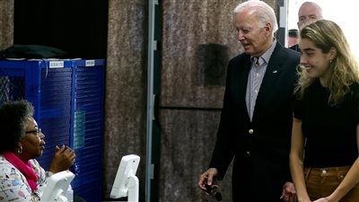 بصحبة حفيدته.. بايدن يصوت في انتخابات التجديد النصفي