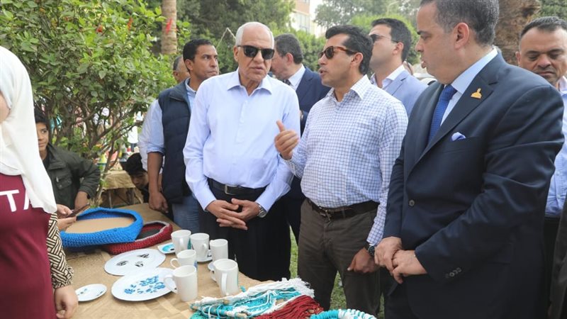 محافظ الجيزة ووزير