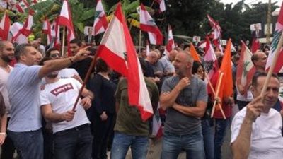 توافد أنصار التيار الوطني الحر أثناء مغادرة ميشال عون للقصر الجمهوري بلبنان | فيديو 