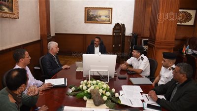 محافظ مطروح يناقش الخطط والتيسيرات المرورية بالشوارع|صور