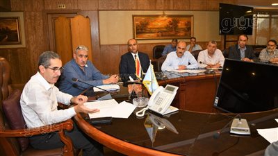 محافظ الغربية يناقش تقرير لجنة متابعة الأعمال بمستشفى طنطا العام والسنطة المركزي