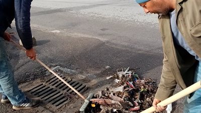 تغيير وتنظيف شبكات مواجهة مياه الأمطار في مصطفي محمود وميادين الدقي والعجوزة