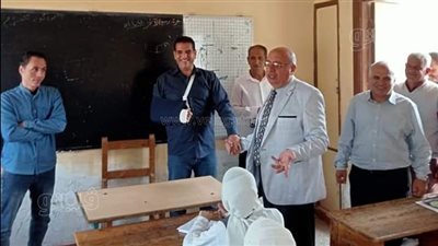 رغم إصابته بكسر في الذراع.. رئيس مدينة التل الكبير بالإسماعيلية يجرى جولة بالمدارس| صور