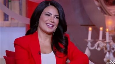 بسبب ملابسها الحمراء.. عمرو أديب لـ صبا مبارك: 