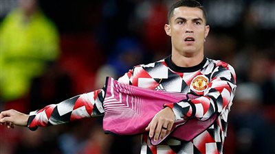 رونالدو يحرج أسطورة مانشستر يونايتد | فيديو