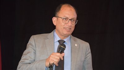 رئيس جامعة حلوان يحاور طلاب الجامعة الأهلية ويدعوهم للتركيز في العملية التعليمية