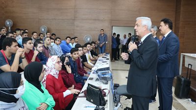 القائم بعمل رئيس جامعة المنوفية الأهلية يتفقد سير العمل 